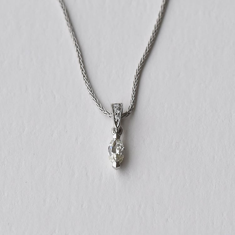 Platinový náhrdelník s certifikovaným marquise diamantem 73044