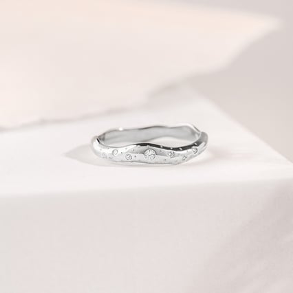 Nepravidelné zlaté snubní prsteny s diamanty Parnell