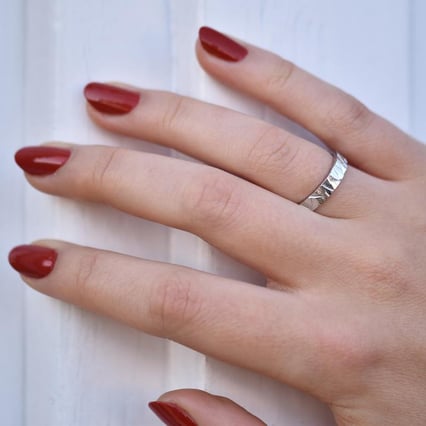 Snubní prsteny ze zlata s reliéfem Juziz