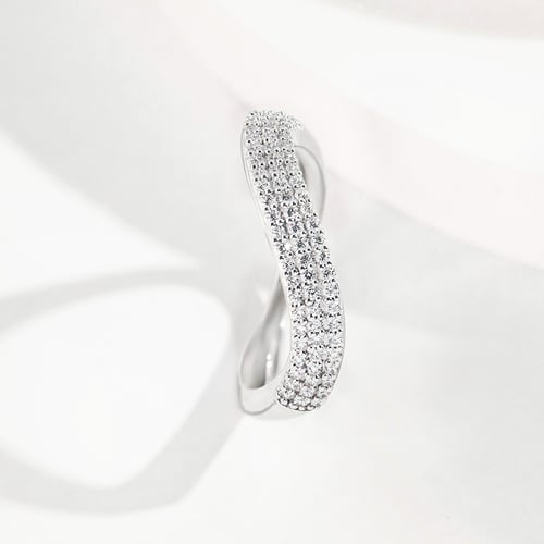 Half eternity zvlněný zlatý prsten s přírodními diamanty Hjalmar