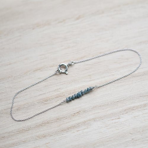 Zlatý náramek s modrými nebroušenými diamanty Wiul