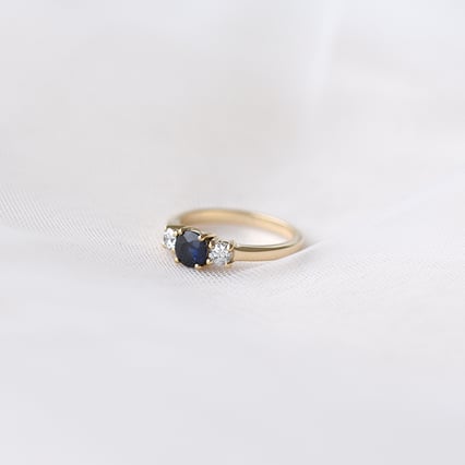 Zásnubní prsten se safírem a diamanty Clark