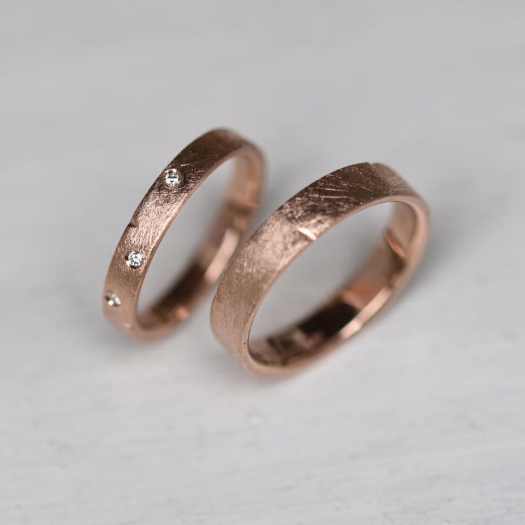 Matné snubní prsteny s diamanty 64200