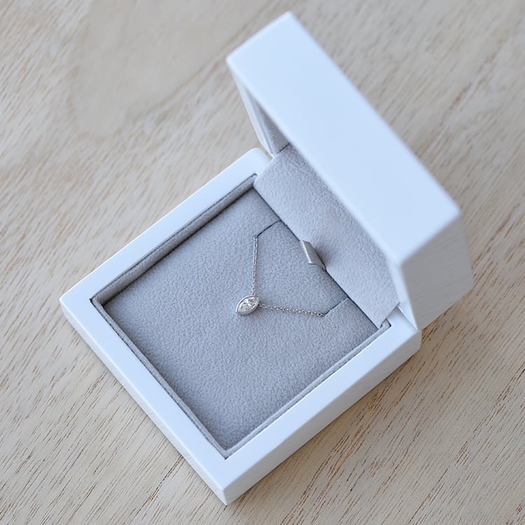 Zlatý náhrdelník s certifikovaným marquise diamantem 82799