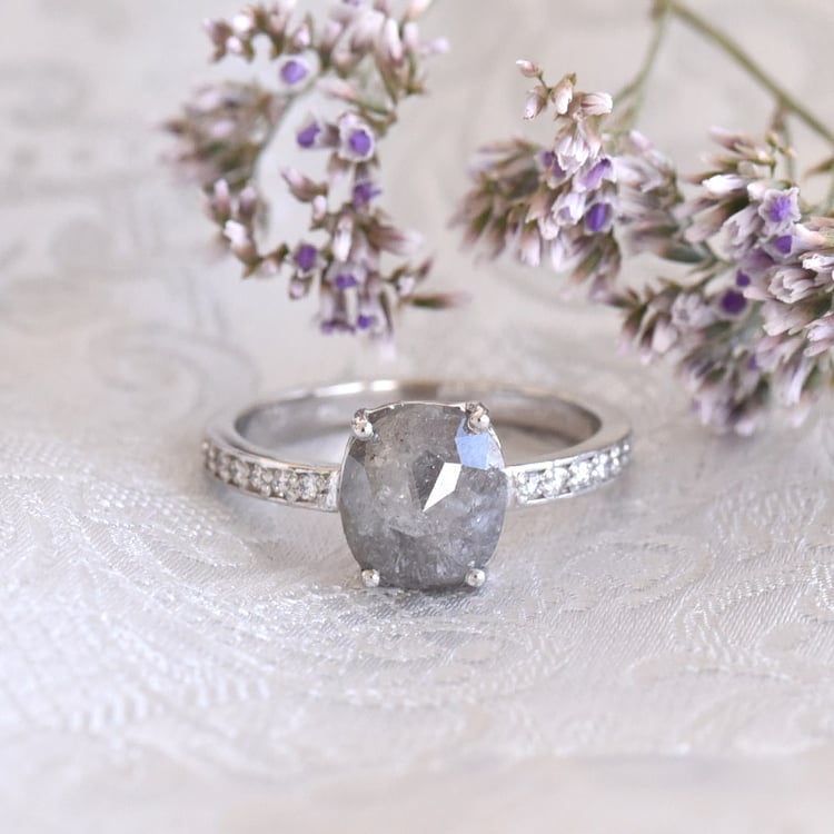 Prsten s jedinečným salt and pepper diamantem a postranními diamanty z bílého zlata 79904