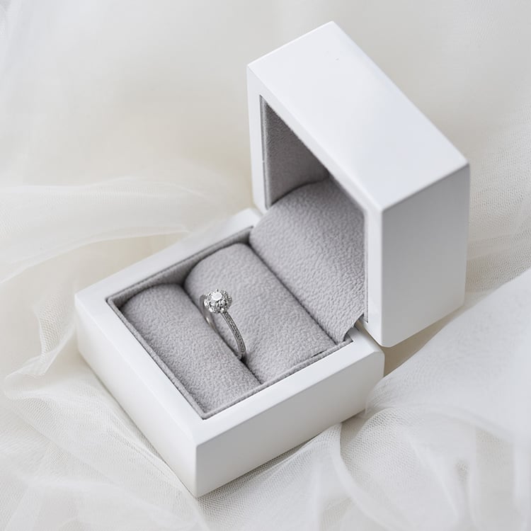 Prsten ve tvaru květu s mossanitem a diamanty 63006