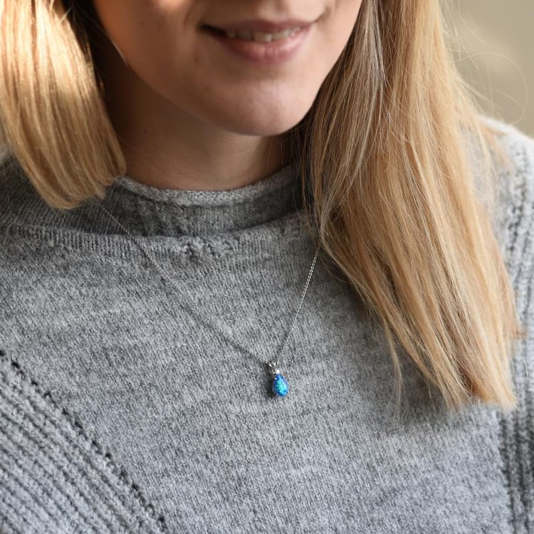 Zlatý přívěsek s modrým opálem a diamantem 51089