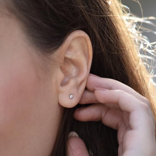 Minimalistické bezel náušnice s diamanty Tofine