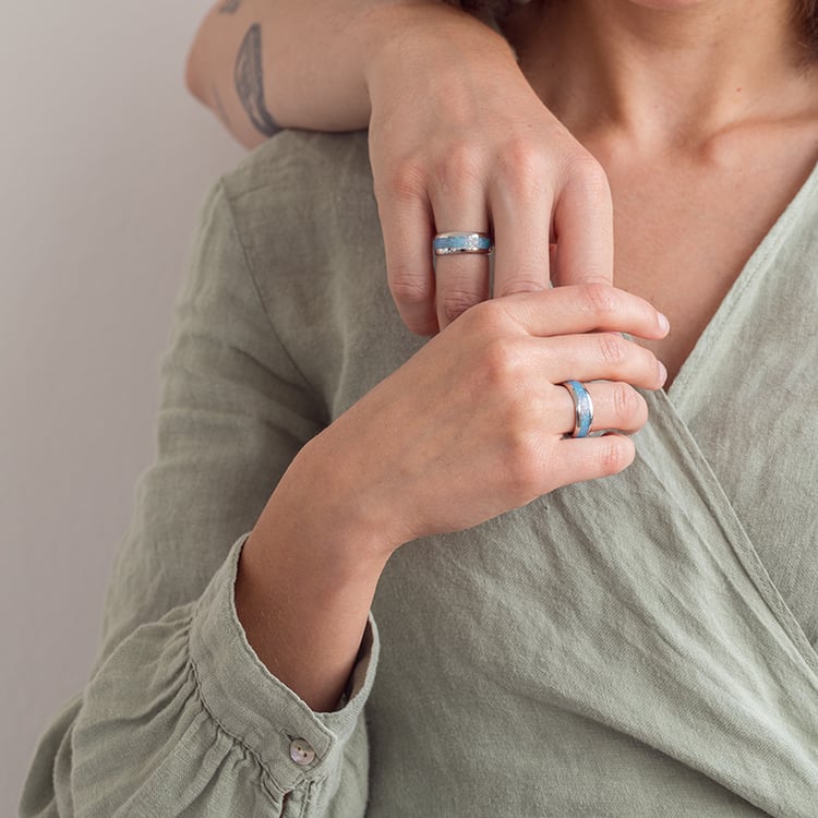 Zlaté snubní prsteny s modrou opálovou výplní Sariah 129935