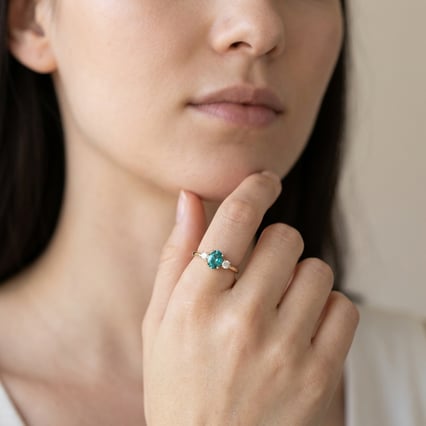 Rozvodový zlatý prsten s lab-grown paraiba turmalínem a diamanty Eriq