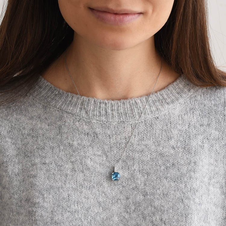 Elegantní zlatý přívěsek s modrým a bílými topazy 76104