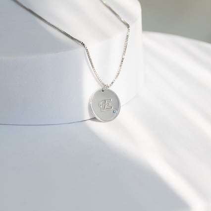 Stříbrný přívěsek s modrým diamantem a gravírem písmene Sager