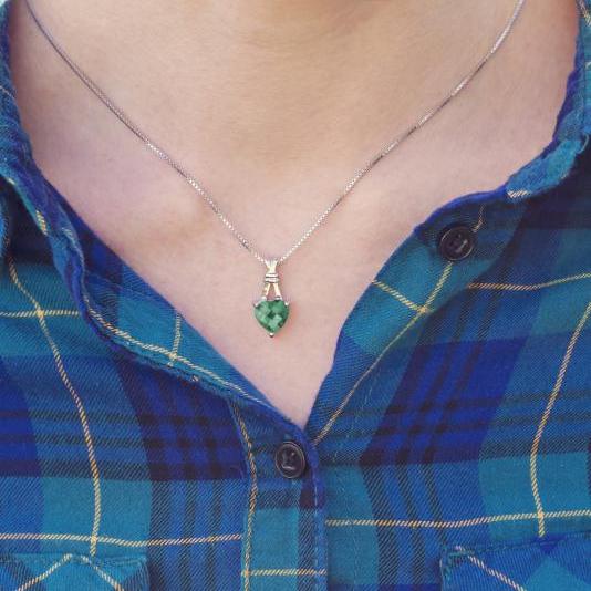 Náhrdelník s vytvořeným smaragdem ve tvaru srdce 14656