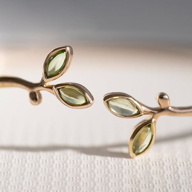 Zlatý minimalistický náramek s olivínovými listy Hulme 110943