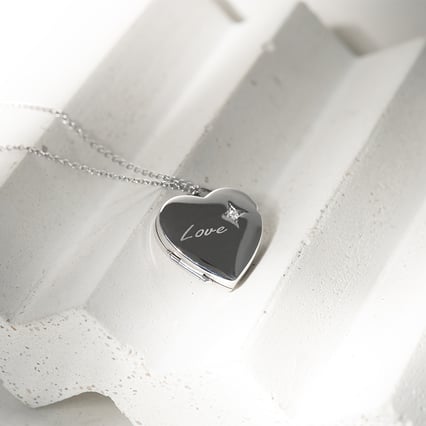 Srdíčkový medailon ze stříbra s diamantem Naila