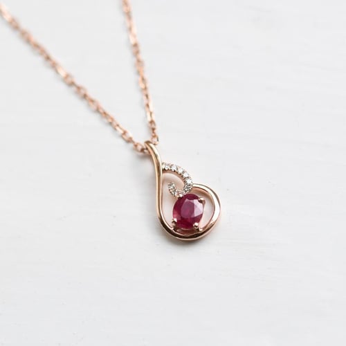 Elegantní přívěsek s rubínem a diamanty Cor