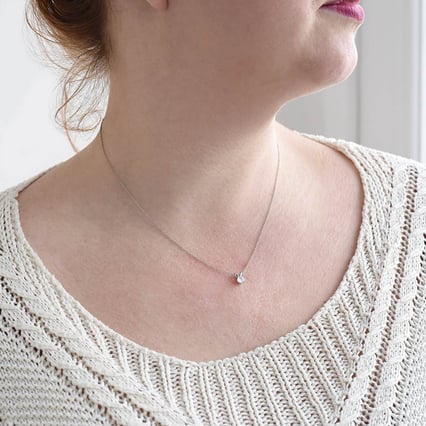 Minimalistický přívěsek s měsíčním kamenem Lalom