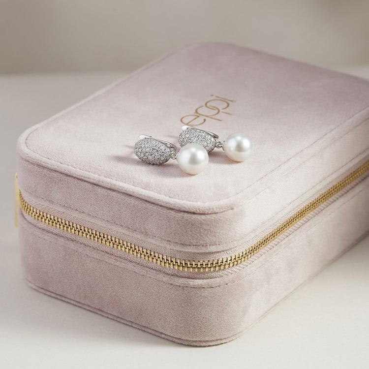 Stříbrné minimalistické visací náušnice s perlou a zirkony Manu 166318