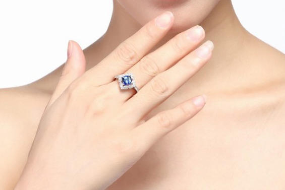 Zlatý prsten s tanaznitovým květem 5068