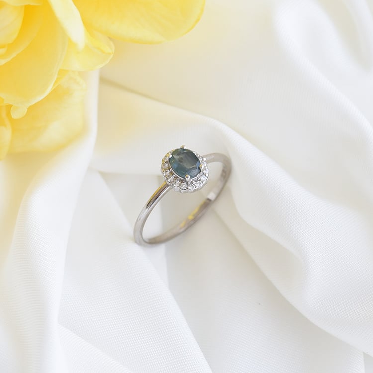 Halo prsten s alexandritem a postranními diamanty z bílého zlata 84160