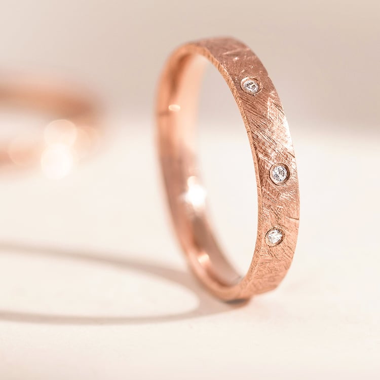 Netradiční zlaté snubní prsteny s diamanty Alexis 157182