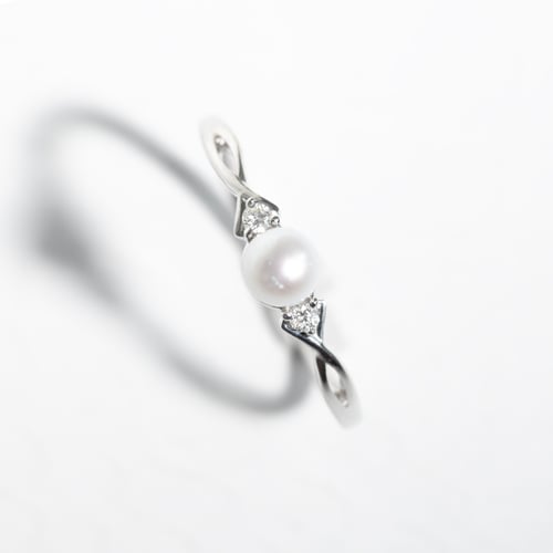 Stříbrný elegantní prsten s perlou a lab-grown diamanty Azana