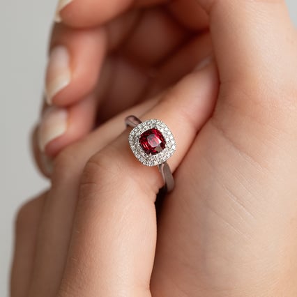 Luxusní zlatý prsten se spinelem a diamanty Charmaine