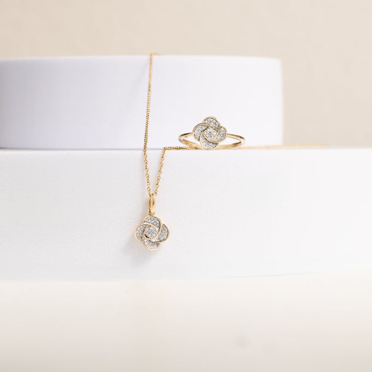 Diamantový přívěsek ve tvaru květu Alde 142330