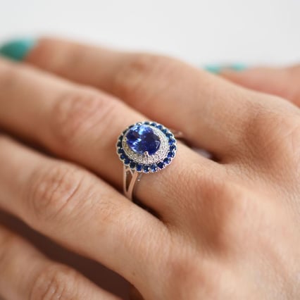 Zlatý tanzanitový prsten s diamanty a safíry Mamisi