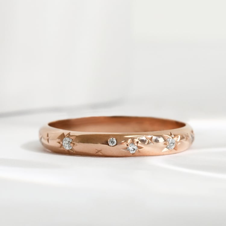 Snubní prsteny s ruční rytinou hvězd a diamanty Elia 118175