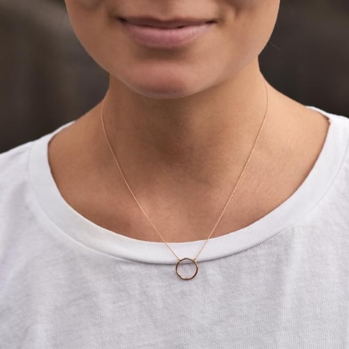 Zlatý náhrdelník minimalistického tvaru Karma