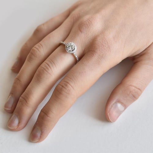 Okouzlující zásnubní prsten plný diamantů Lyisa