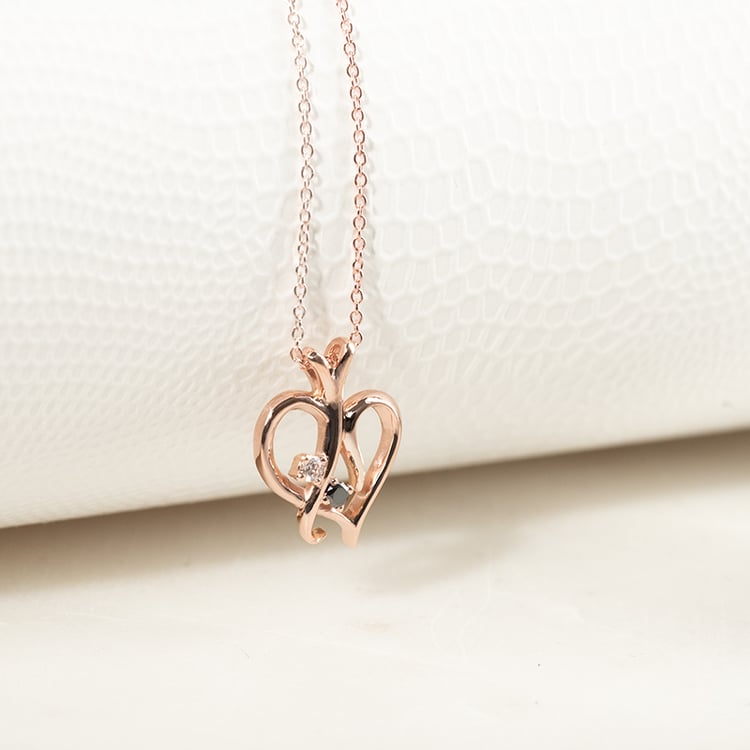 Stříbrný přívěsek ve tvaru srdce s černým a bílým diamantem Lynelle 132759