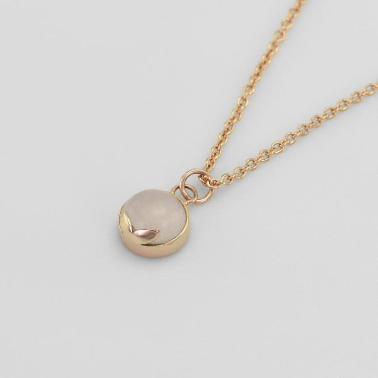 Náhrdelník s cabochon růženínem 50543