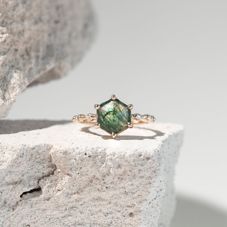 Jedinečný prsten s mechovým achátem Sally 112219