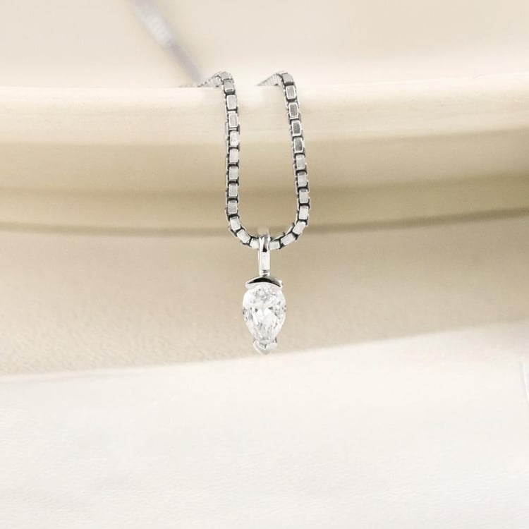 Minimalistický přívěsek ze zlata s lab-grown diamantem ve tvaru pear Malena 161875