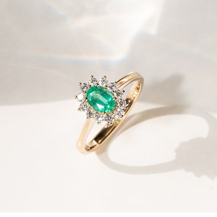 Zásnubní prsten se smaragdem a diamanty Fedel 141124