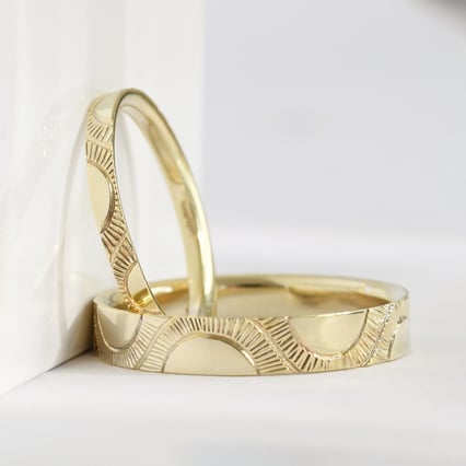 Snubní prsteny s ruční rytinou slunce Villa