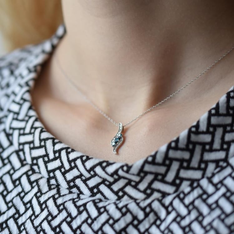 Trio modrých diamantů v zlatém diamantovém náhrdelníku Triguna 15904