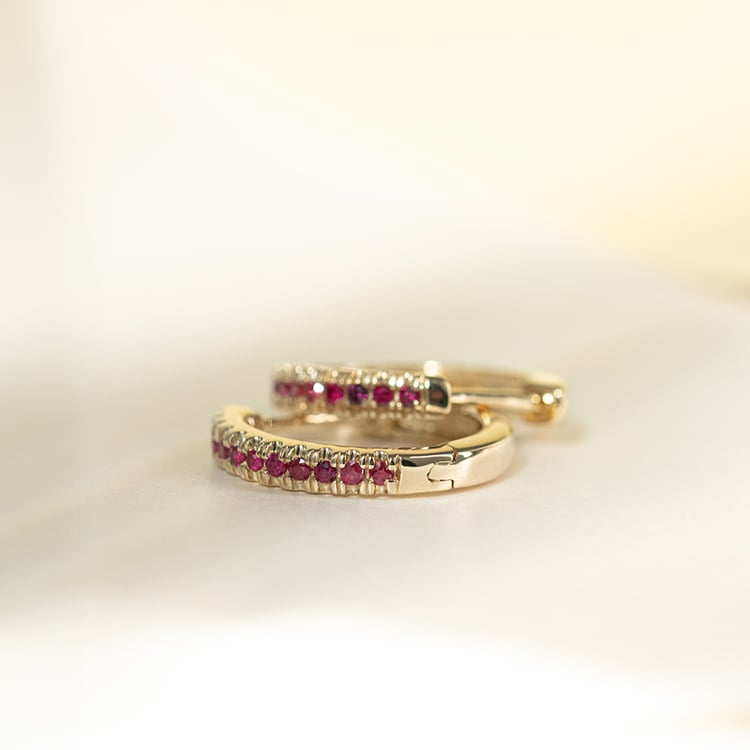 Elegantní kruhové náušnice s rubíny Gomati 135697