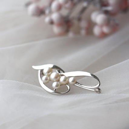 Elegantní stříbrná brož s perlami Averli