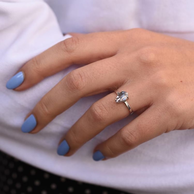 Zlatý prsten s pear salt'n'pepper diamantem 48683