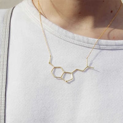 Pozlacený náhrdelník molekula
