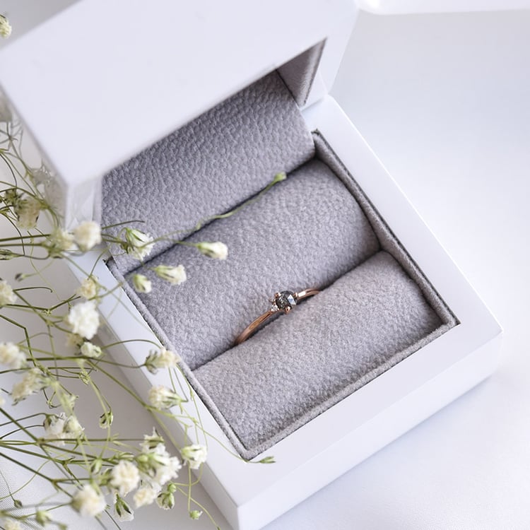 Zlatý prsten se salt and pepper diamantem 78188