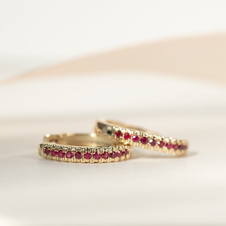 Elegantní kruhové náušnice s rubíny Gomati 135695