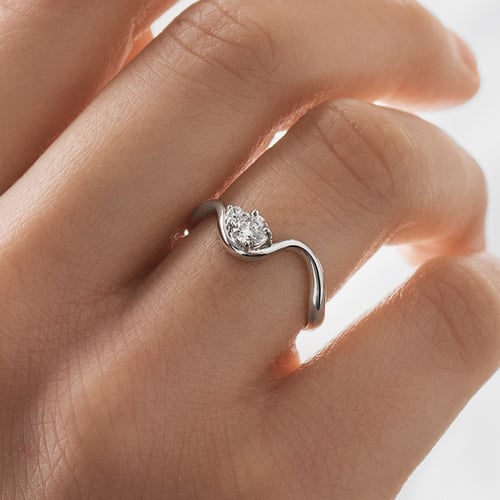 Vlnitý zásnubní prsten s round lab-grown diamantem Debora