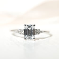 Zásnubní prsten s emerald diamantem Adva