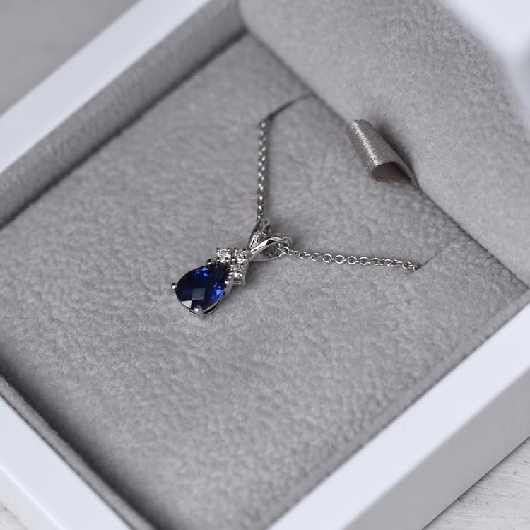 Safírový náhrdelník s diamanty 24473