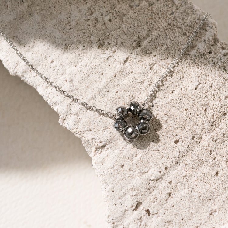 Zlatý náhrdelník ve tvary kytky se salt and pepper diamanty Efan 101051