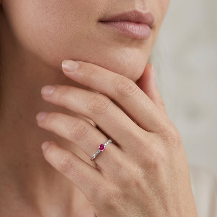 Goldener Ring mit Rubin und seitlichen Lab Grown Diamanten Tyla 170997
